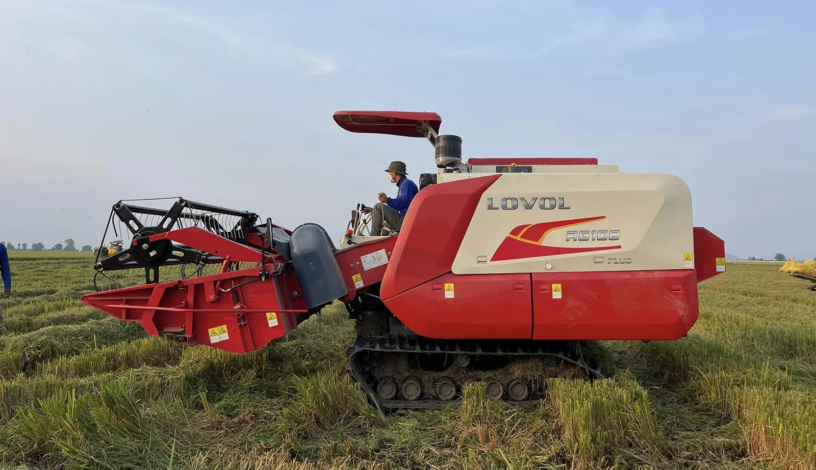 LOVOL RG108 plus combine harvester - Image 3