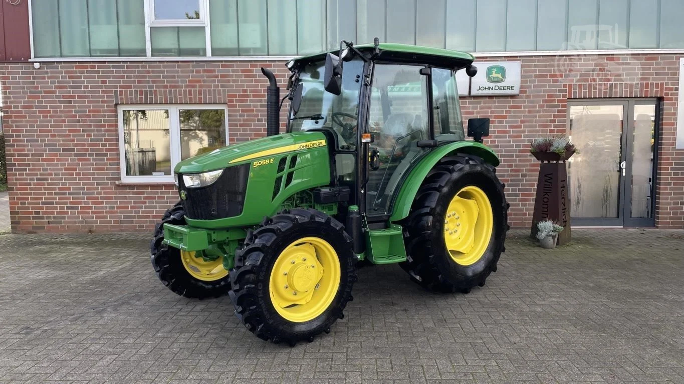 JOHN DEERE 5058E TRACTOR